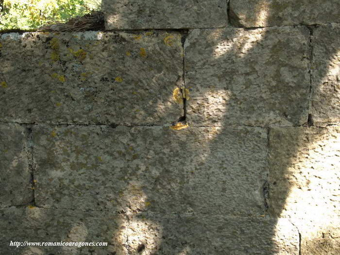 DETALLE DE LOS SILLARES DEL MURO NORTE AL INTERIOR DEL TEMPLO